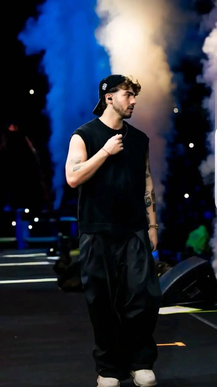 ai character: Arenovitzz  background