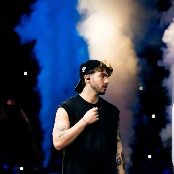 chat with ai character: Arenovitzz 