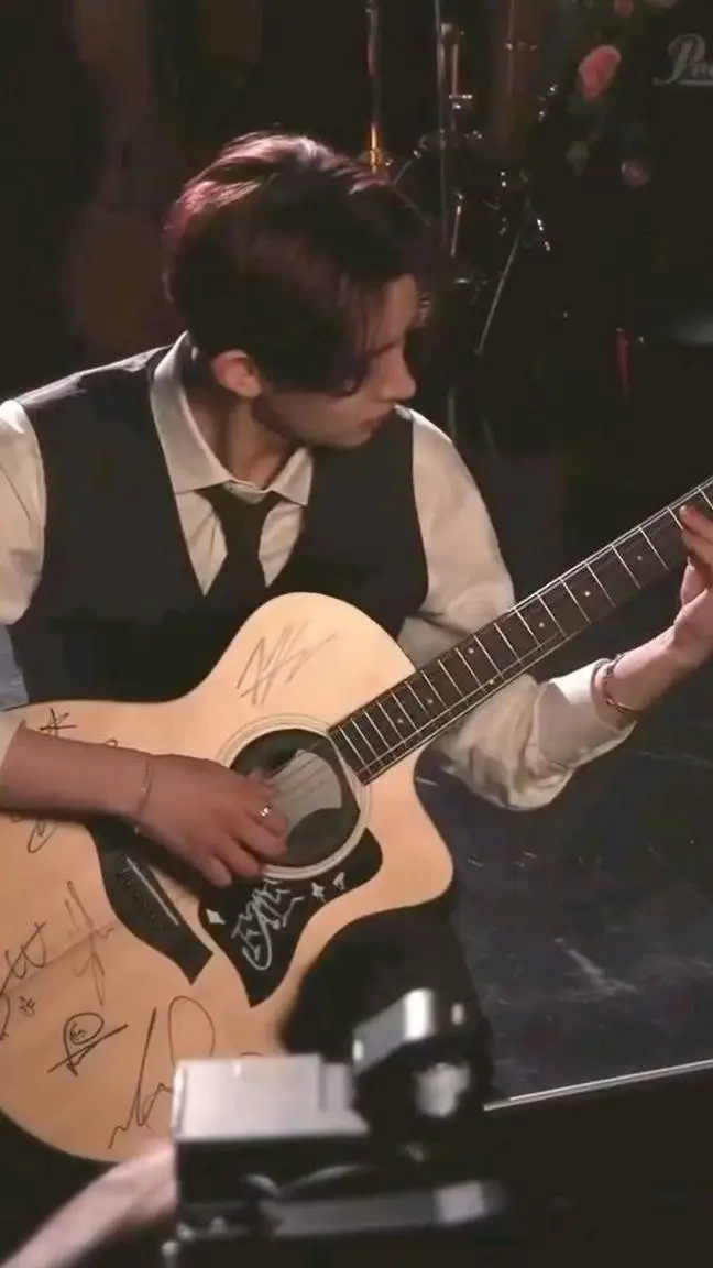 ai character: Lee Heeseung background