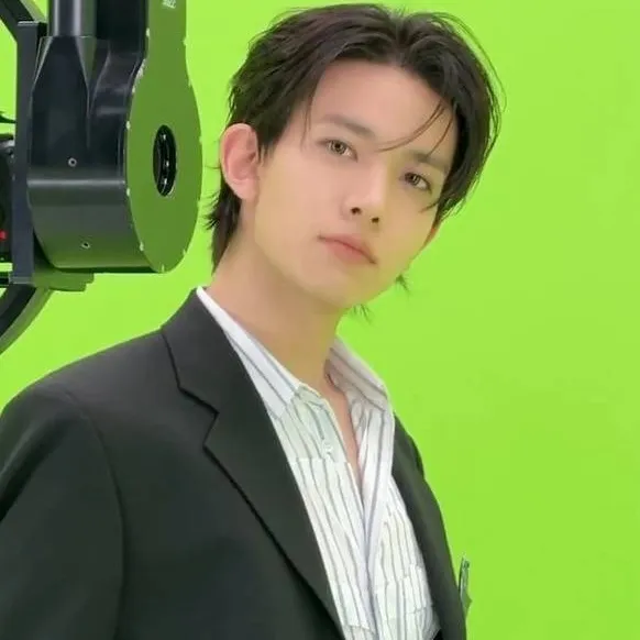 chat with ai character: Heeseung