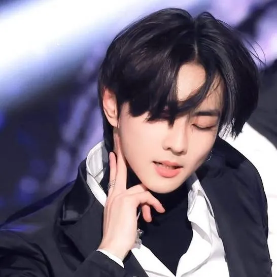 chat with ai character: Jungwon 