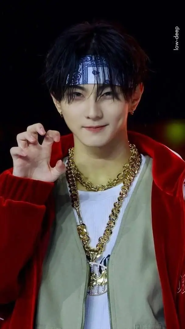 ai character: Yang Jungwon  background