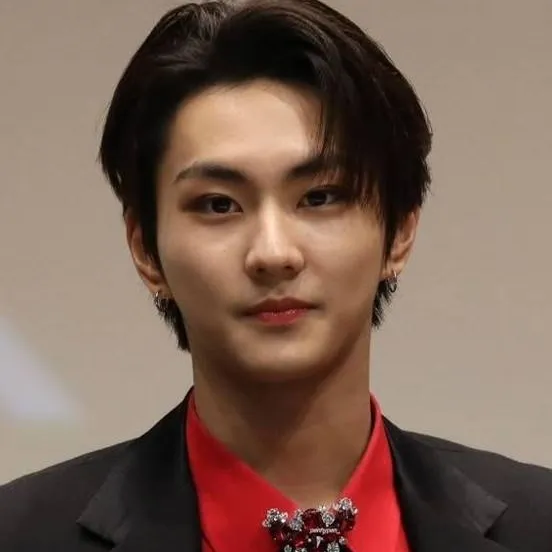 chat with ai character: Jungwon