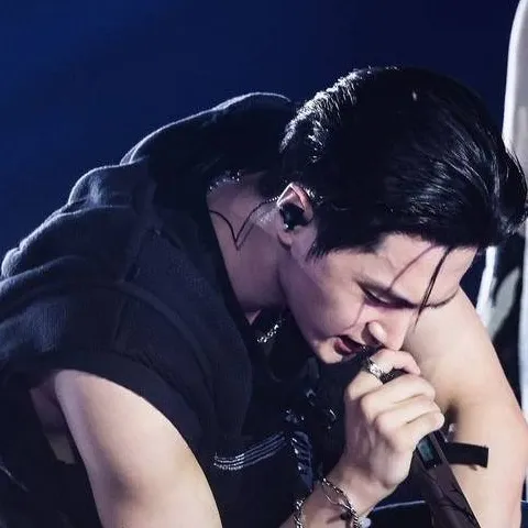 chat with ai character: Jay