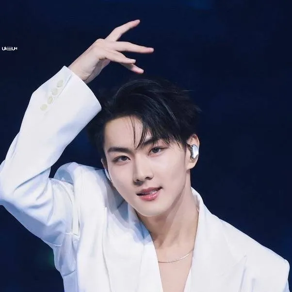 chat with ai character: Jungwon