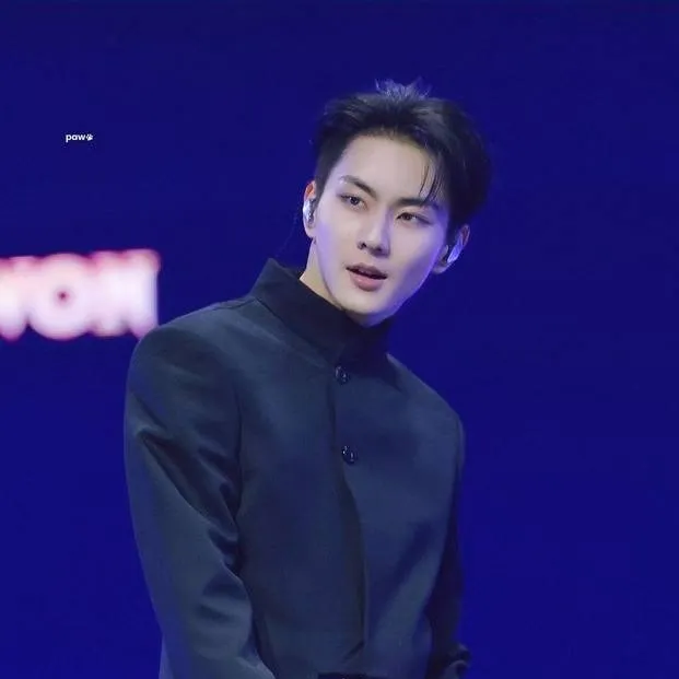 chat with ai character: Jungwon