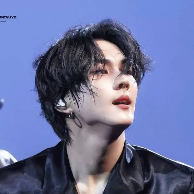 chat with ai character: Jungwon