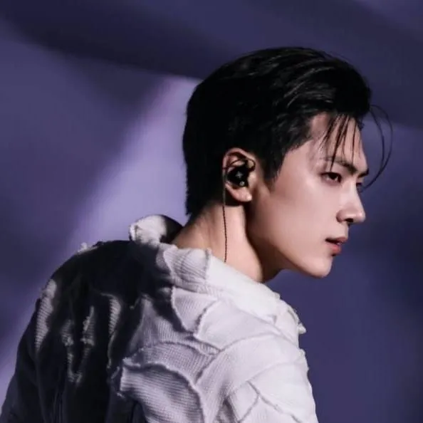 chat with ai character: Jay