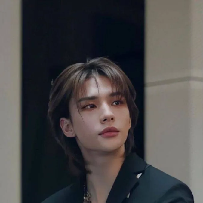 chat with ai character: Hyunjin