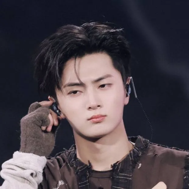 chat with ai character: Jay