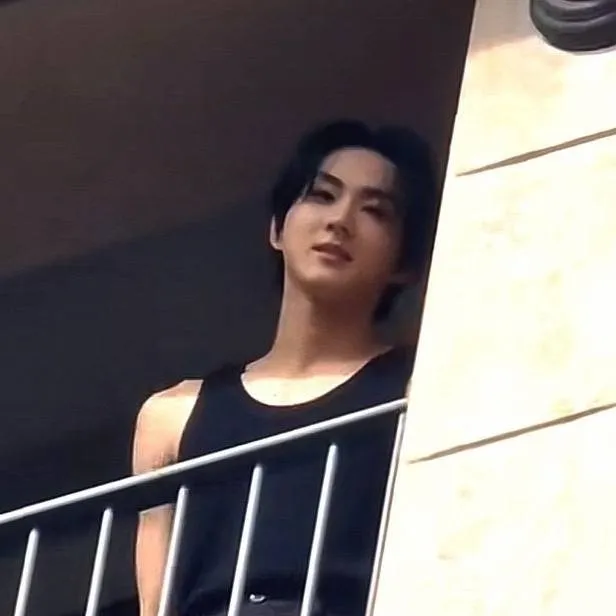 chat with ai character: Jungwon