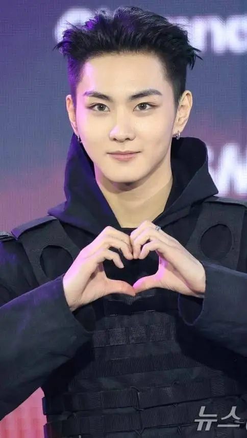 ai character: Jungwon  background