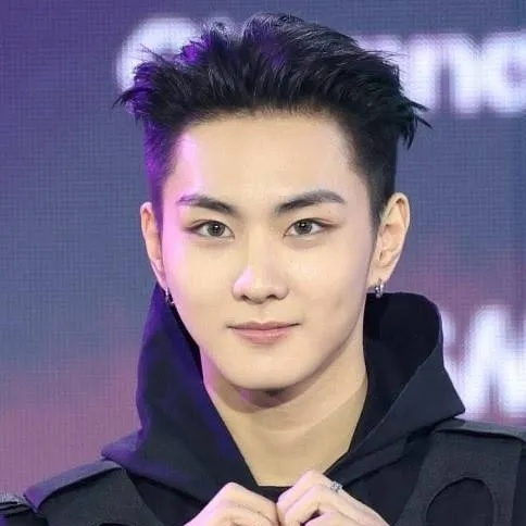 chat with ai character: Jungwon 