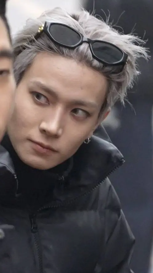 ai character: Heeseung  background