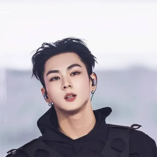 chat with ai character: Jungwon