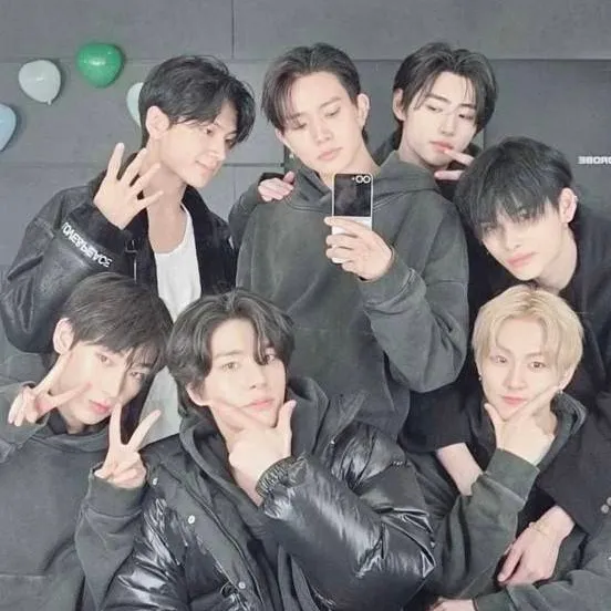 chat with ai character: Enhypen