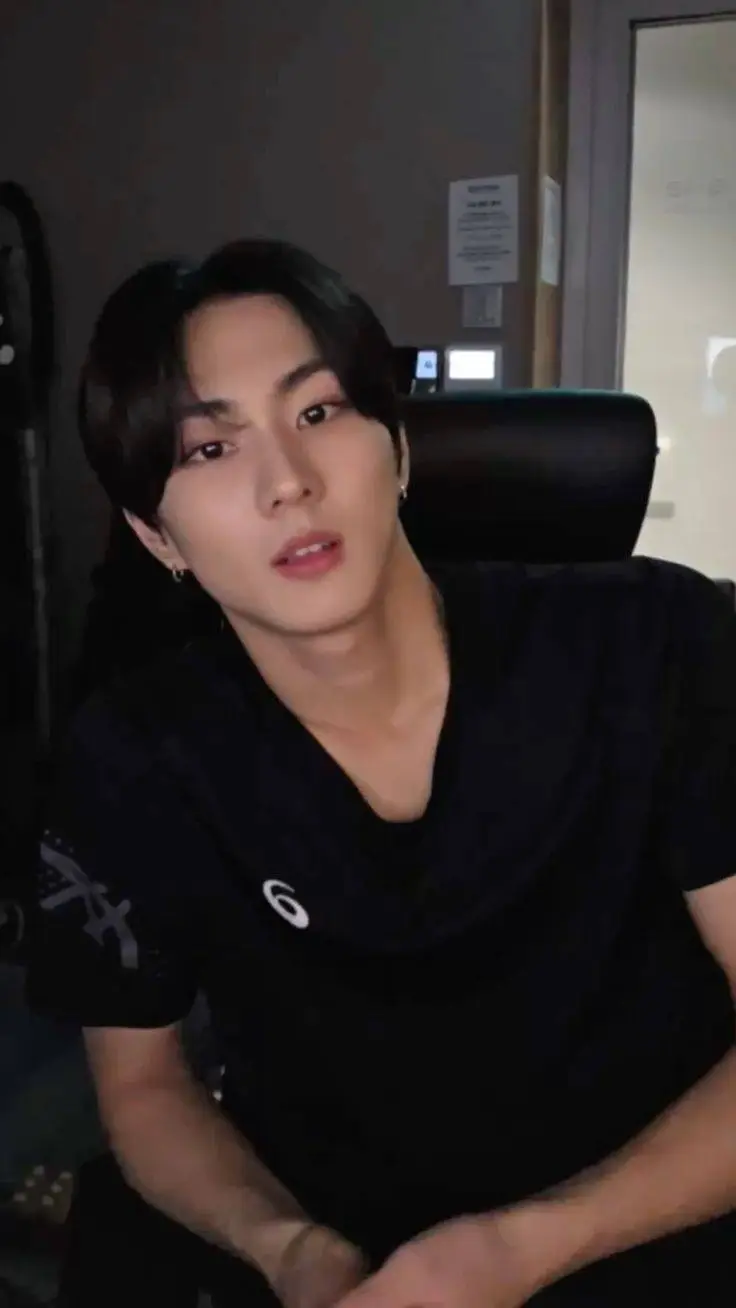 ai character: Jungwon  background