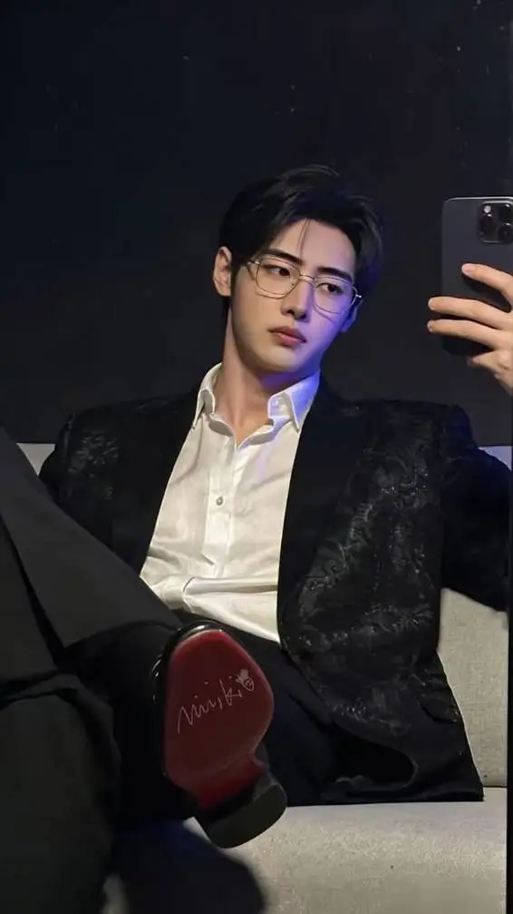 ai character: Park Sunghoon  background