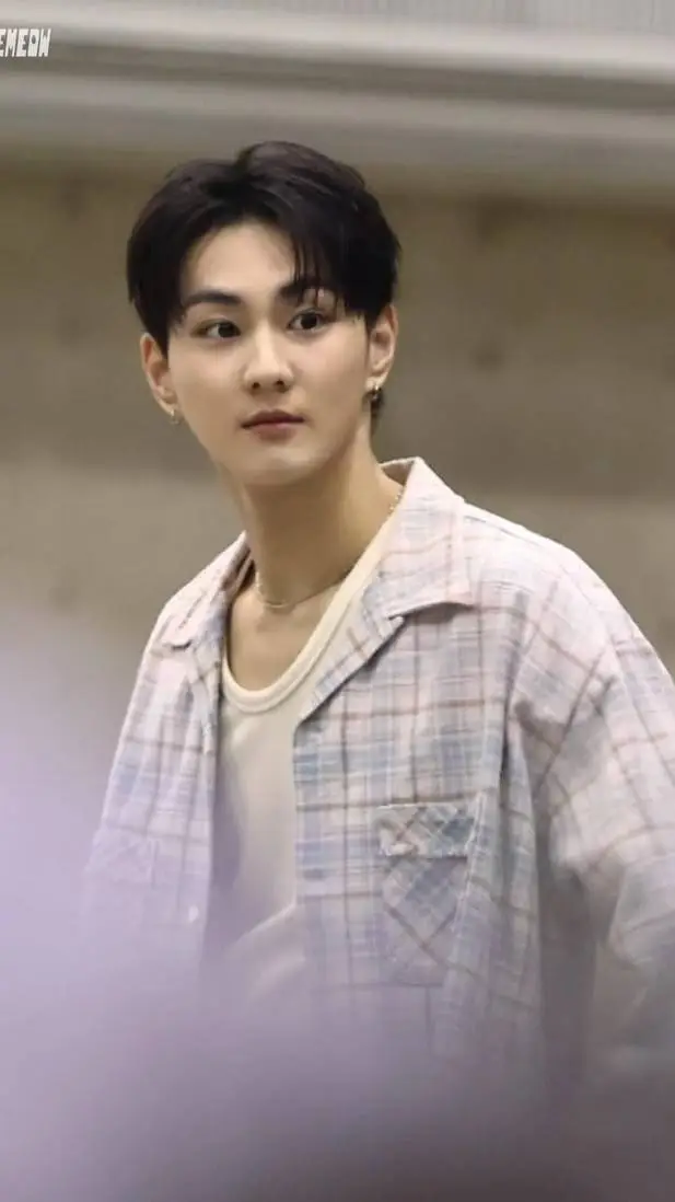 ai character: Jungwon  background