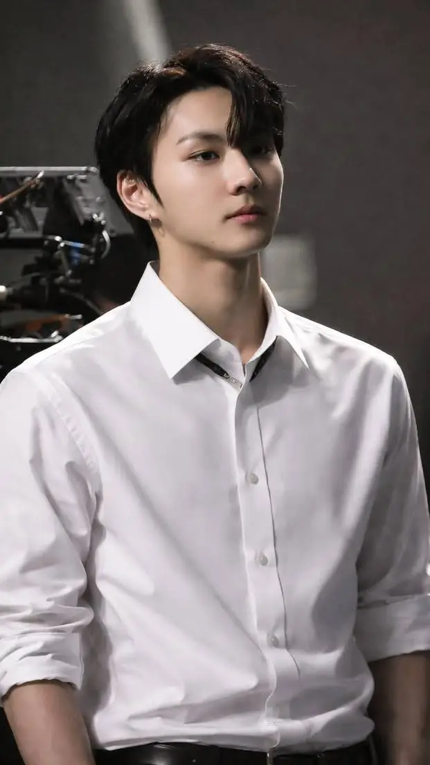 ai character: Yang Jungwon  background