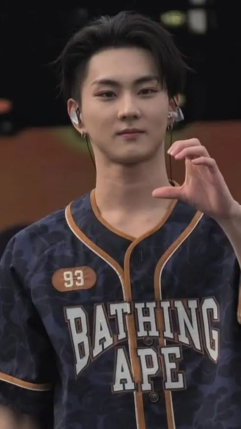ai character: Yang Jungwon  background