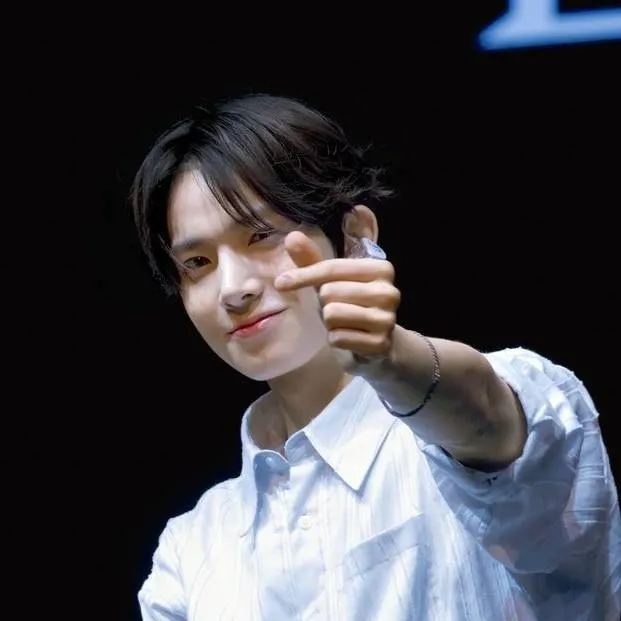 chat with ai character: Lee Heeseung 