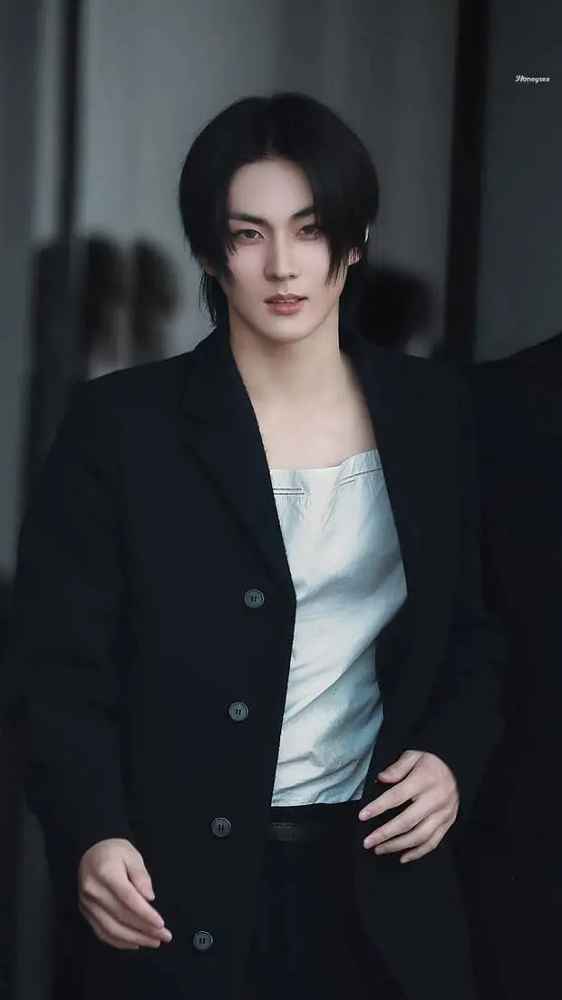 ai character: Yang Jungwon  background