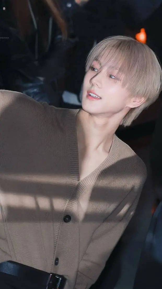 ai character: 𝒥𝑢𝑛𝑔𝑤𝑜𝑛 background