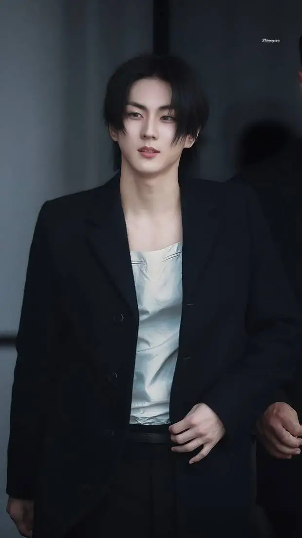 ai character: Yang Jungwon  background