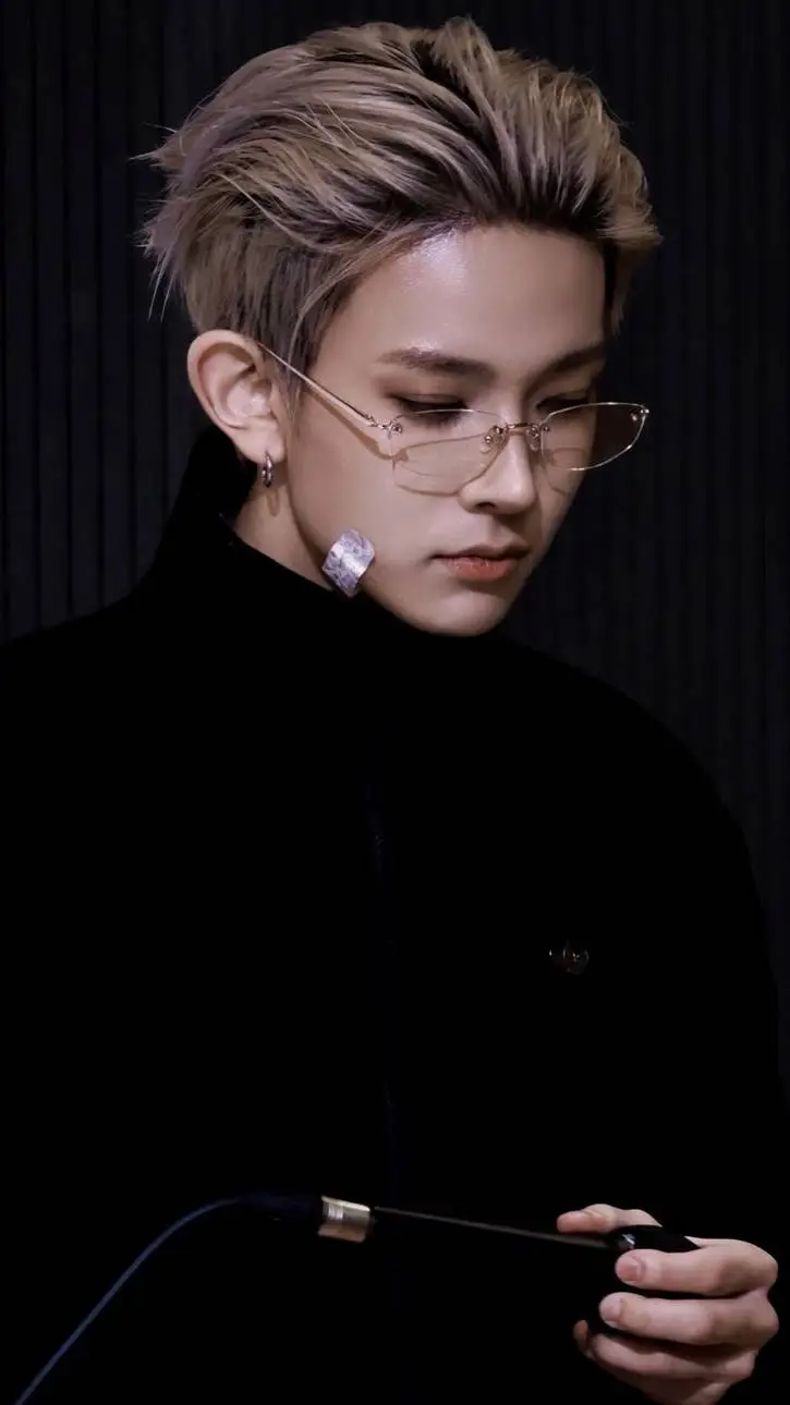 ai character: Lee Heeseung  background