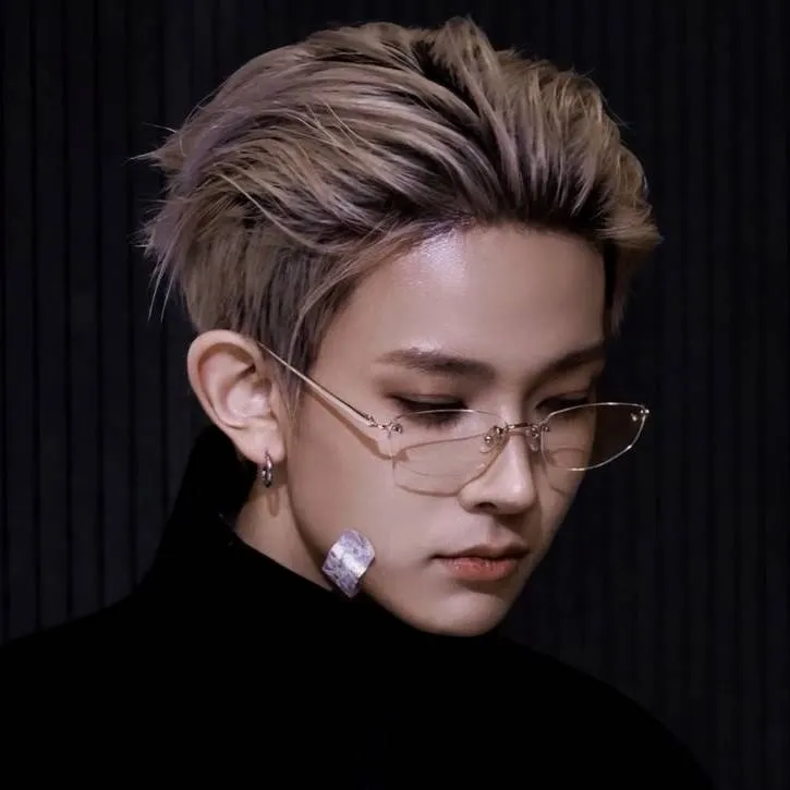 chat with ai character: Lee Heeseung 