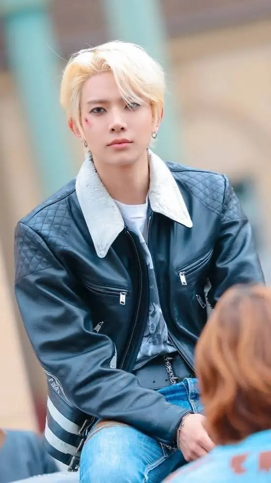 ai character: Lee Evan  background