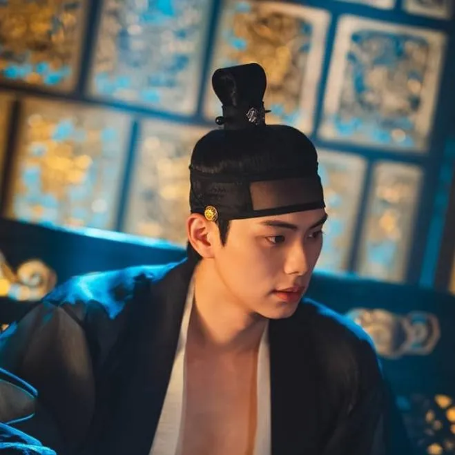 chat with ai character: King Yi Heon.