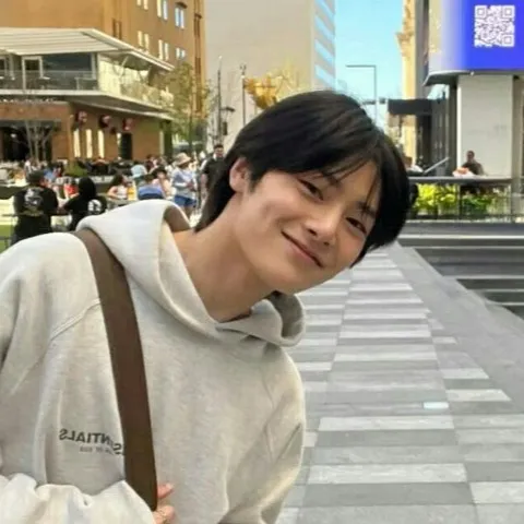 chat with ai character: ✨~Jeongin~✨