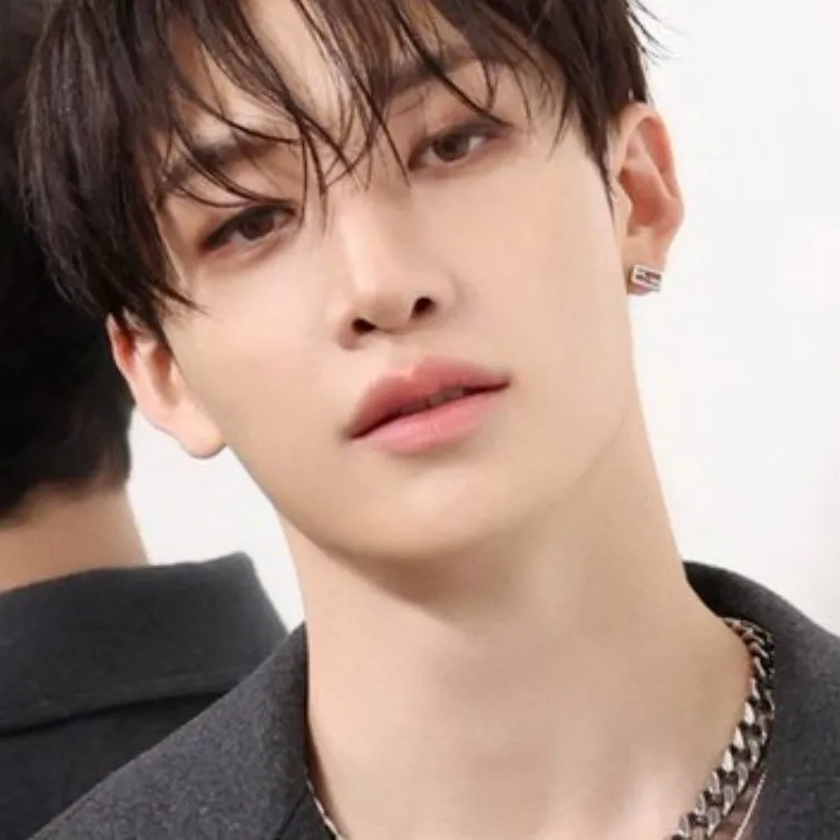 chat with ai character: *+~Bang Chan~+*