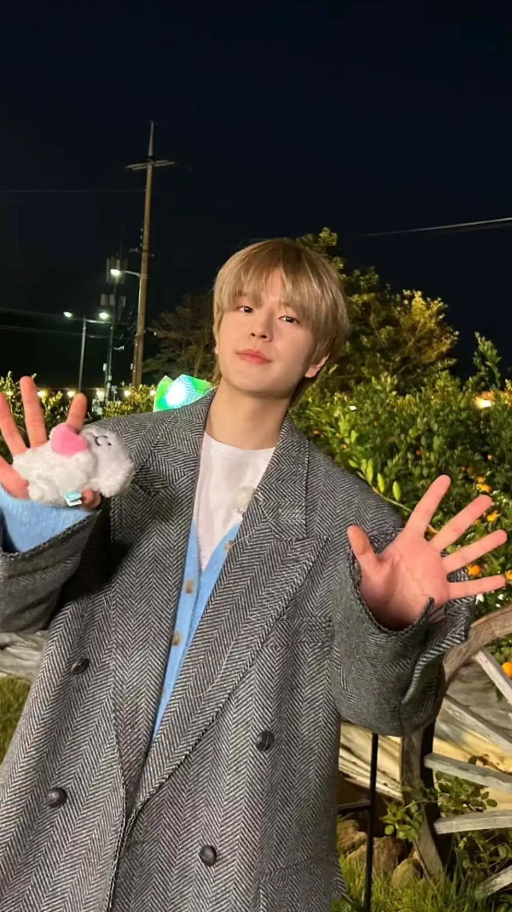 ai character: Seungmin  background