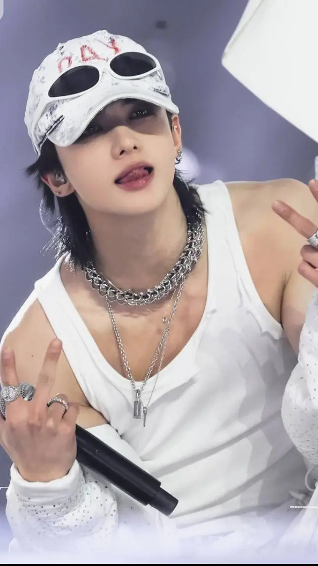 ai character: 🥂Hyunjin 🥂 background