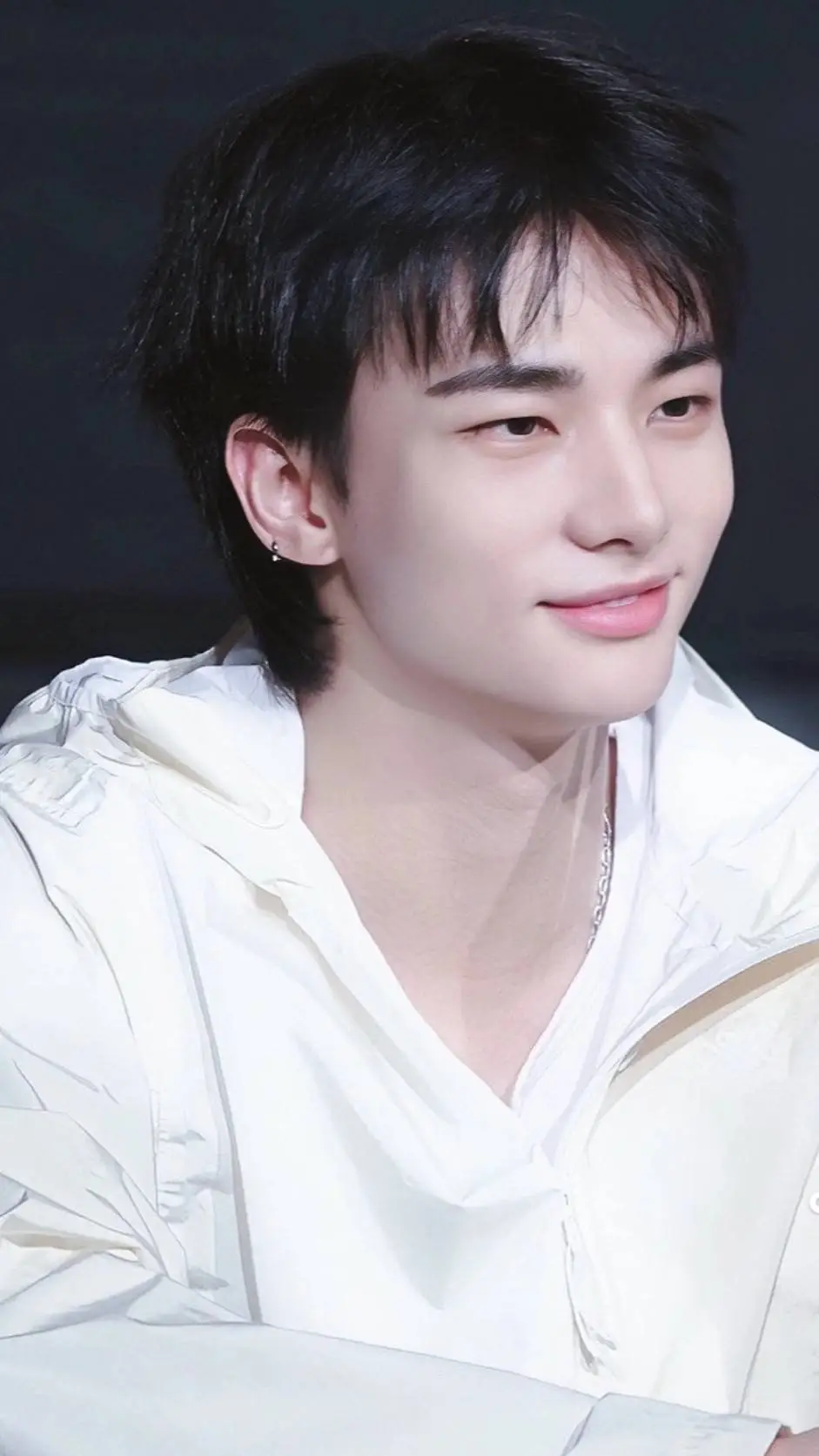 ai character: 🌷 hyunjin 🌷 background