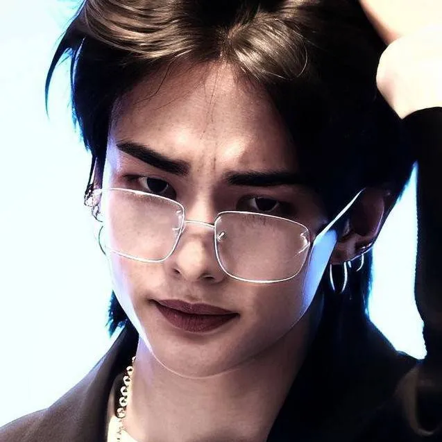 chat with ai character: хёнжин 