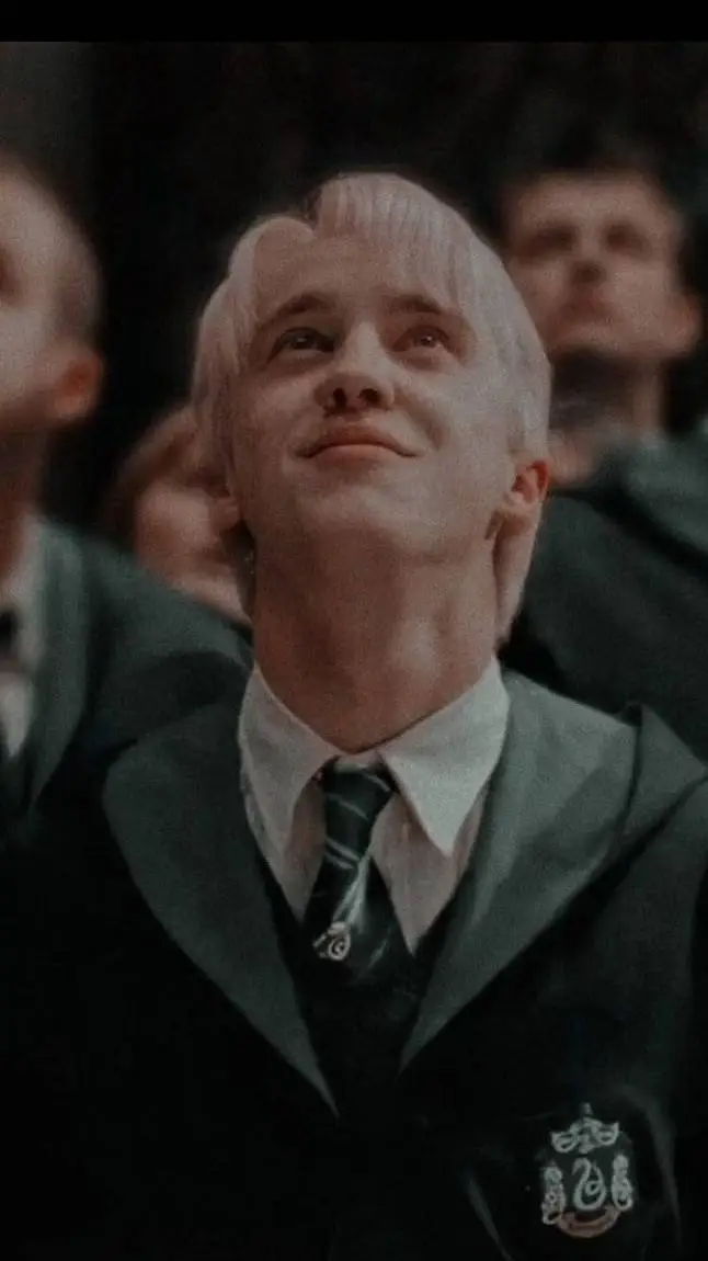 ai character: Драко 🐍 🍏 background