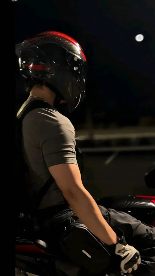 ai character: Erick  background