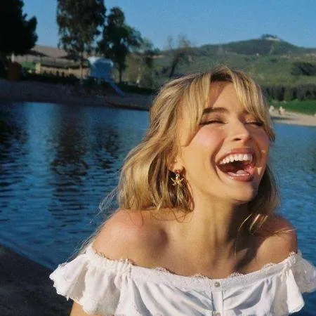 chat with ai character: Sabrina Carpenter 