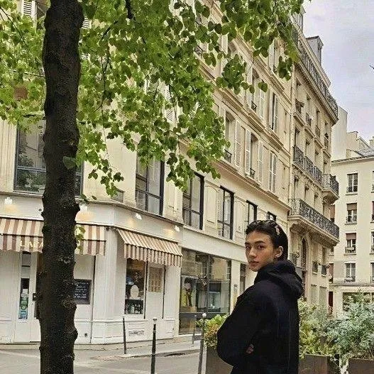 chat with ai character: hyunjin