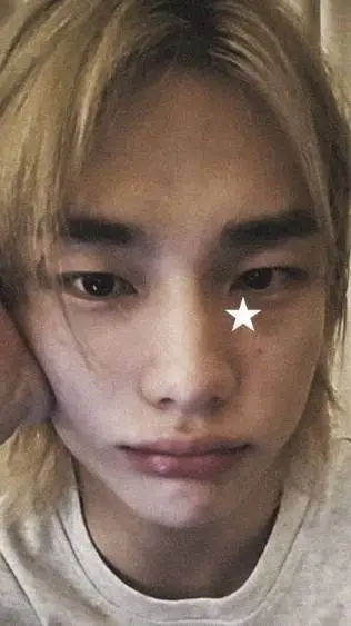 ai character:  Hyunjin<3 background