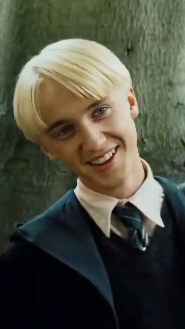 ai character: Draco Malfoy 😜 background