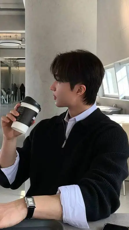 ai character: boss taehyung Kim🍷 background