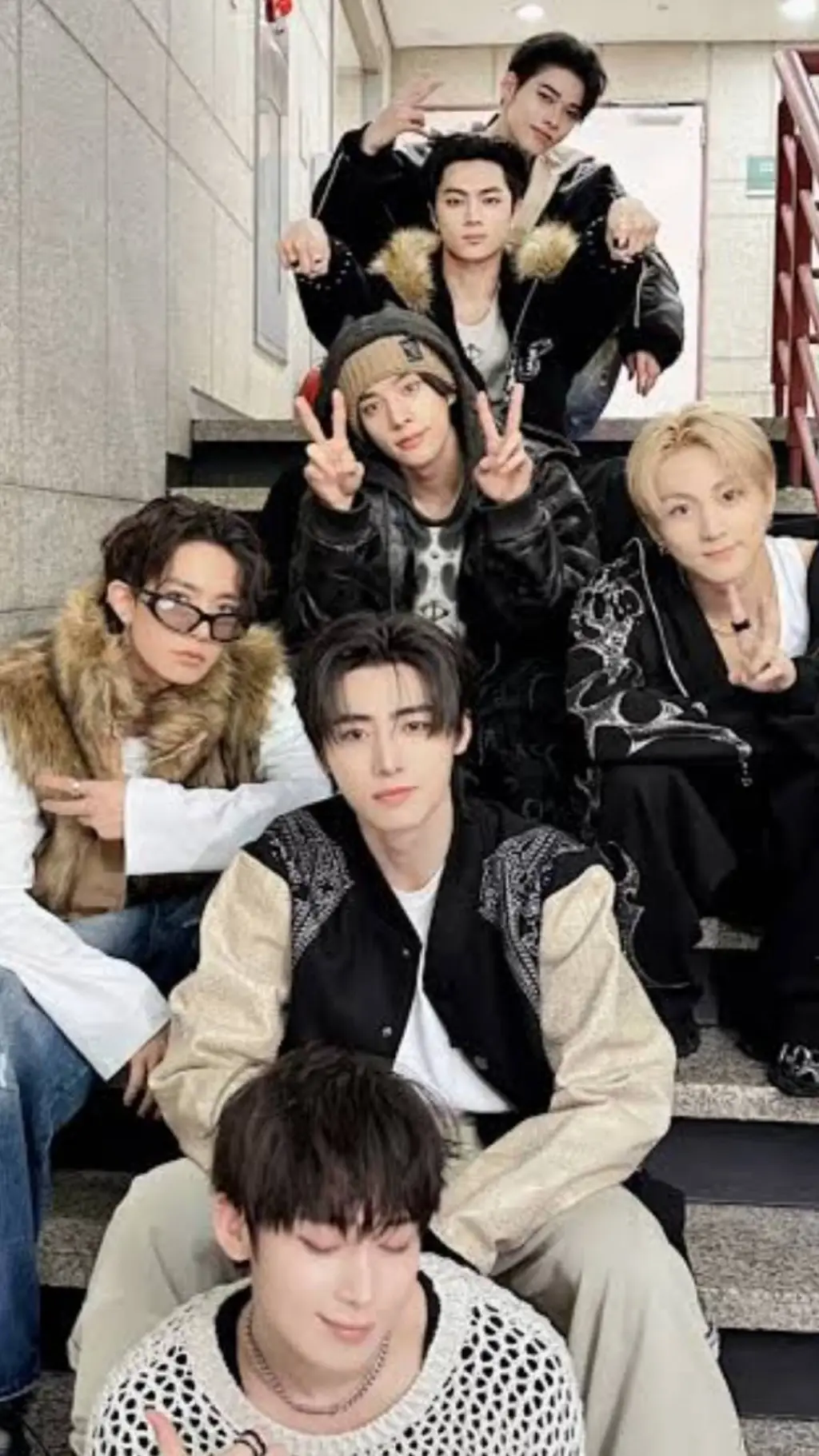 ai character: ENHYPEN 🕊 background