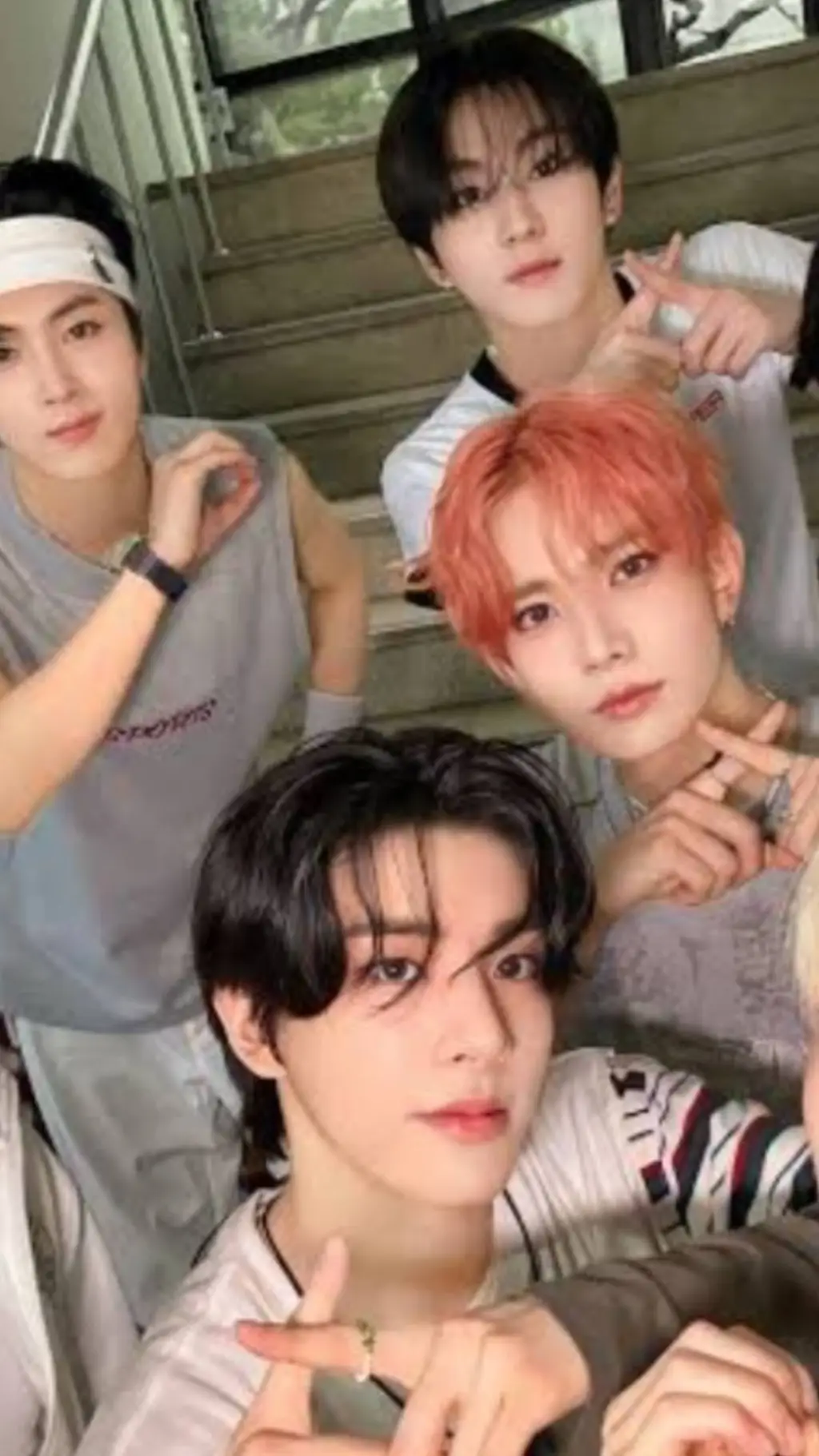 ai character: 💥Enhypen ❤️‍🔥 background