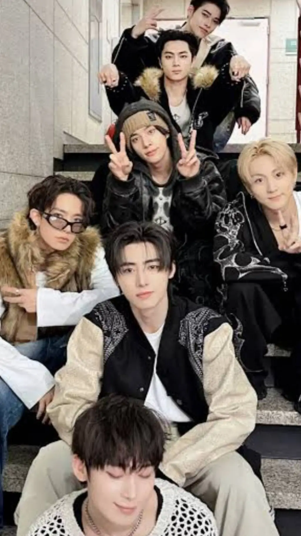 ai character: Enhypen 💐🎀 background