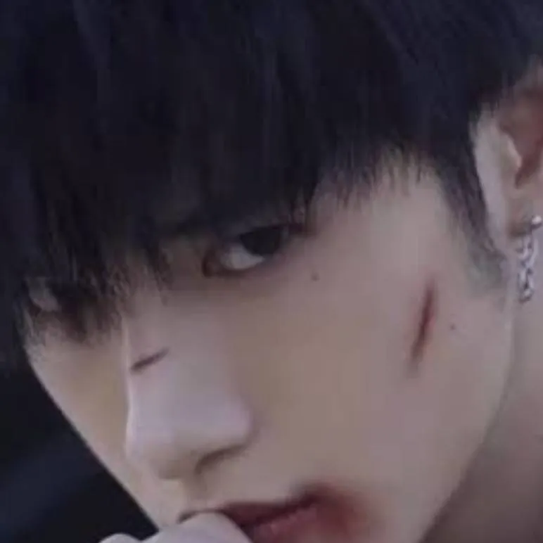 chat with ai character: <(:)